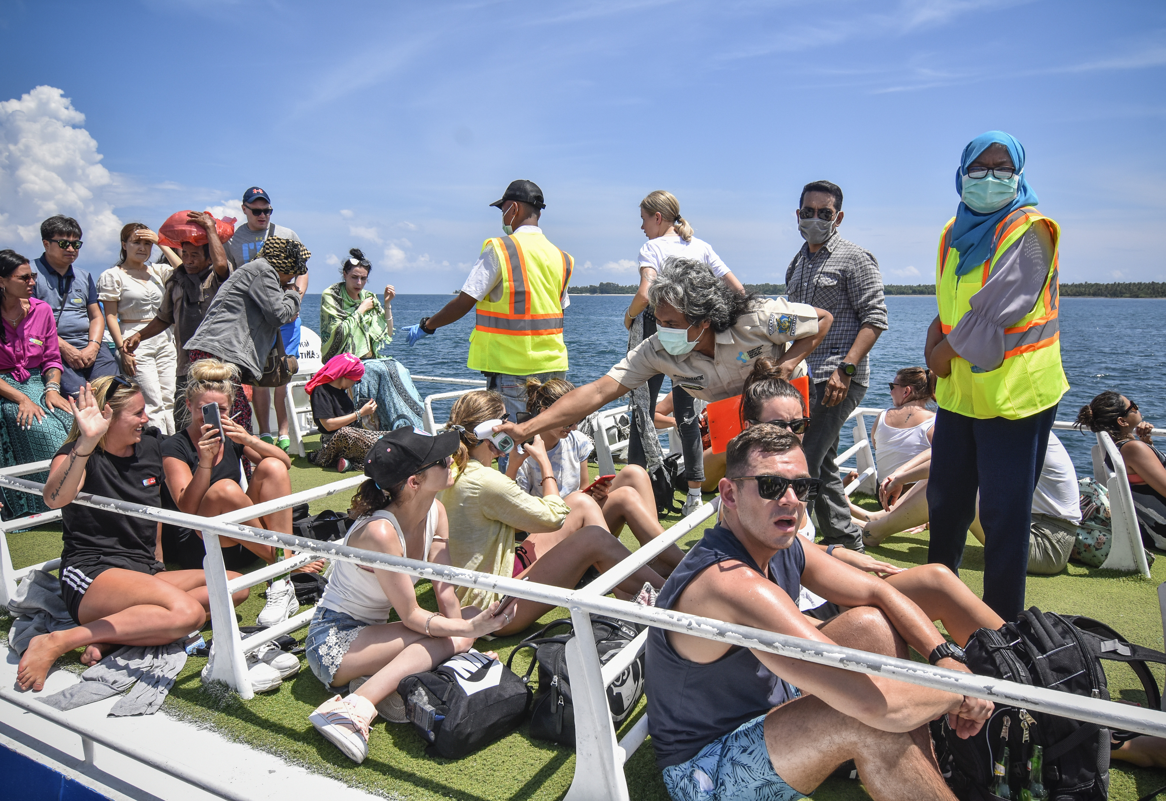 Ukur Suhu Tubuh Wisatawan Cegah Virus Korona