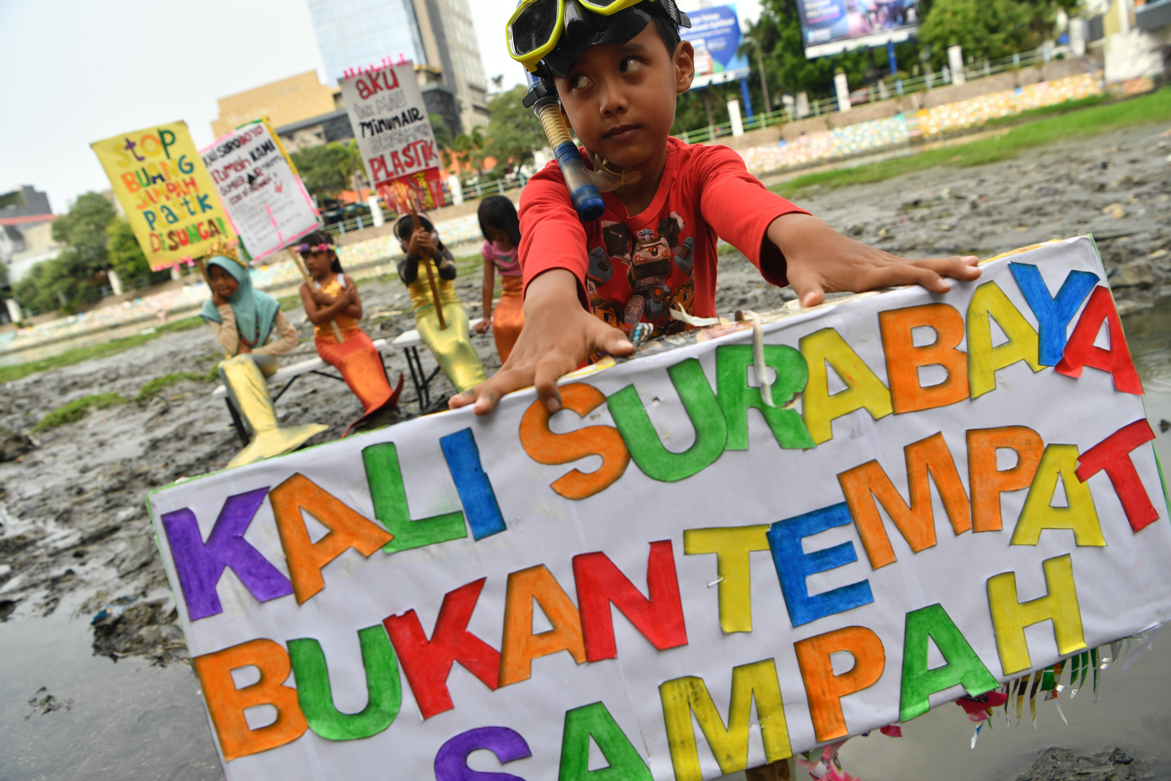 Stop Buang Sampah Plastik di Sungai