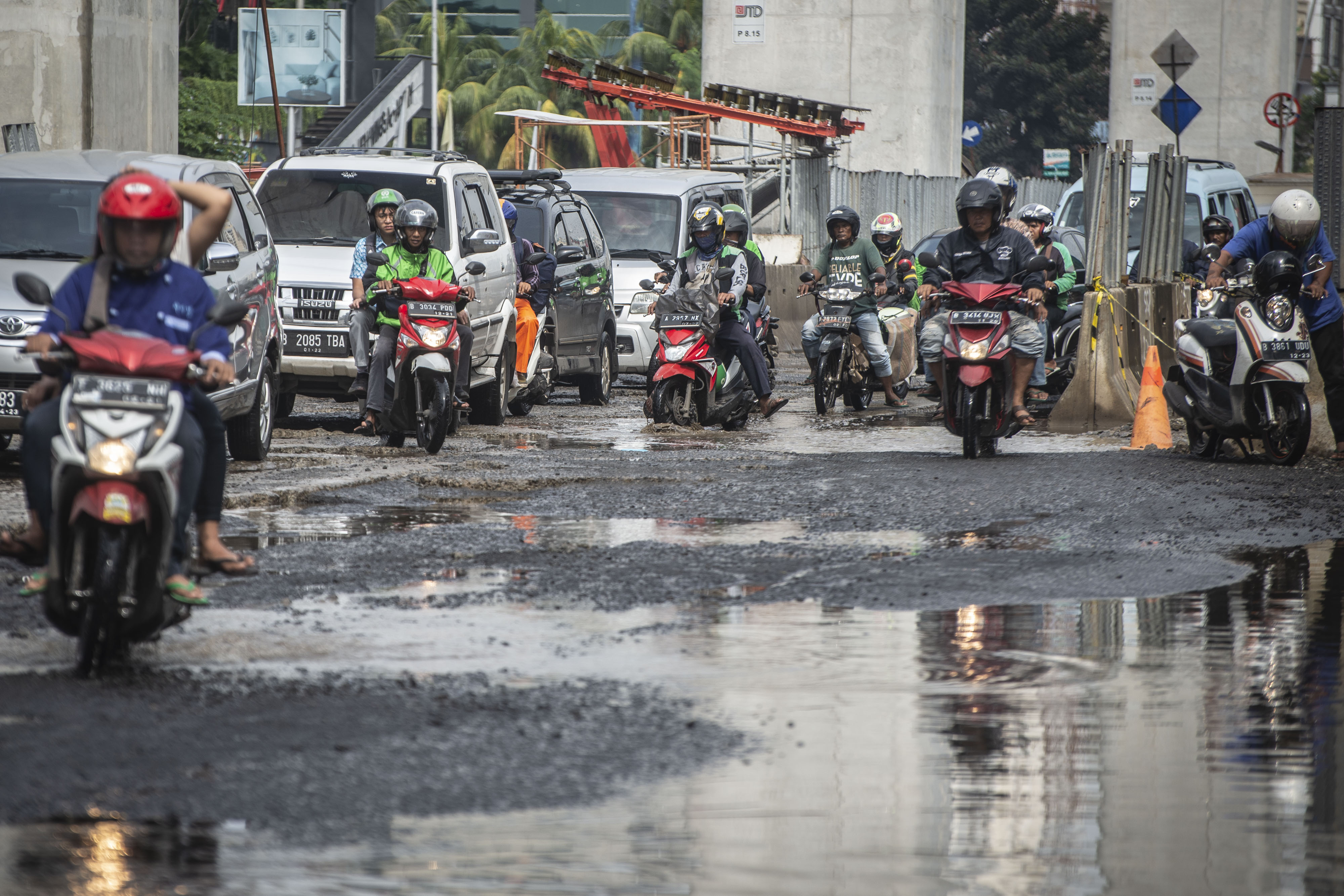 Jalan Rusak di Kelapa Gading