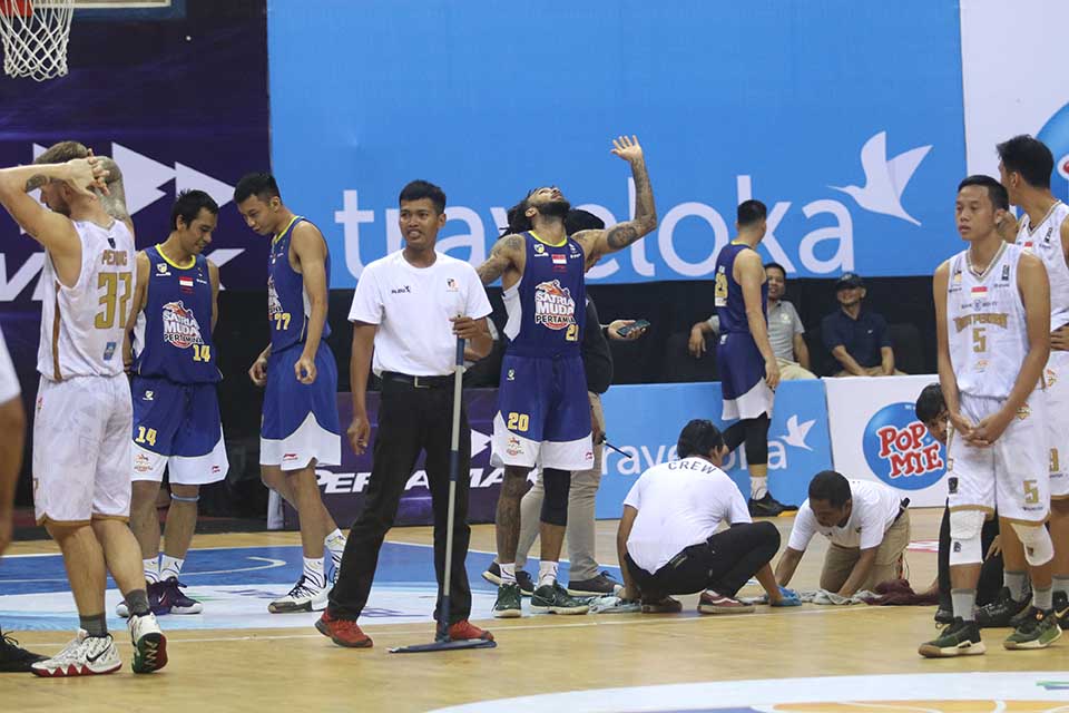 Laga IBL Dihentikan Karena Atap Bocor