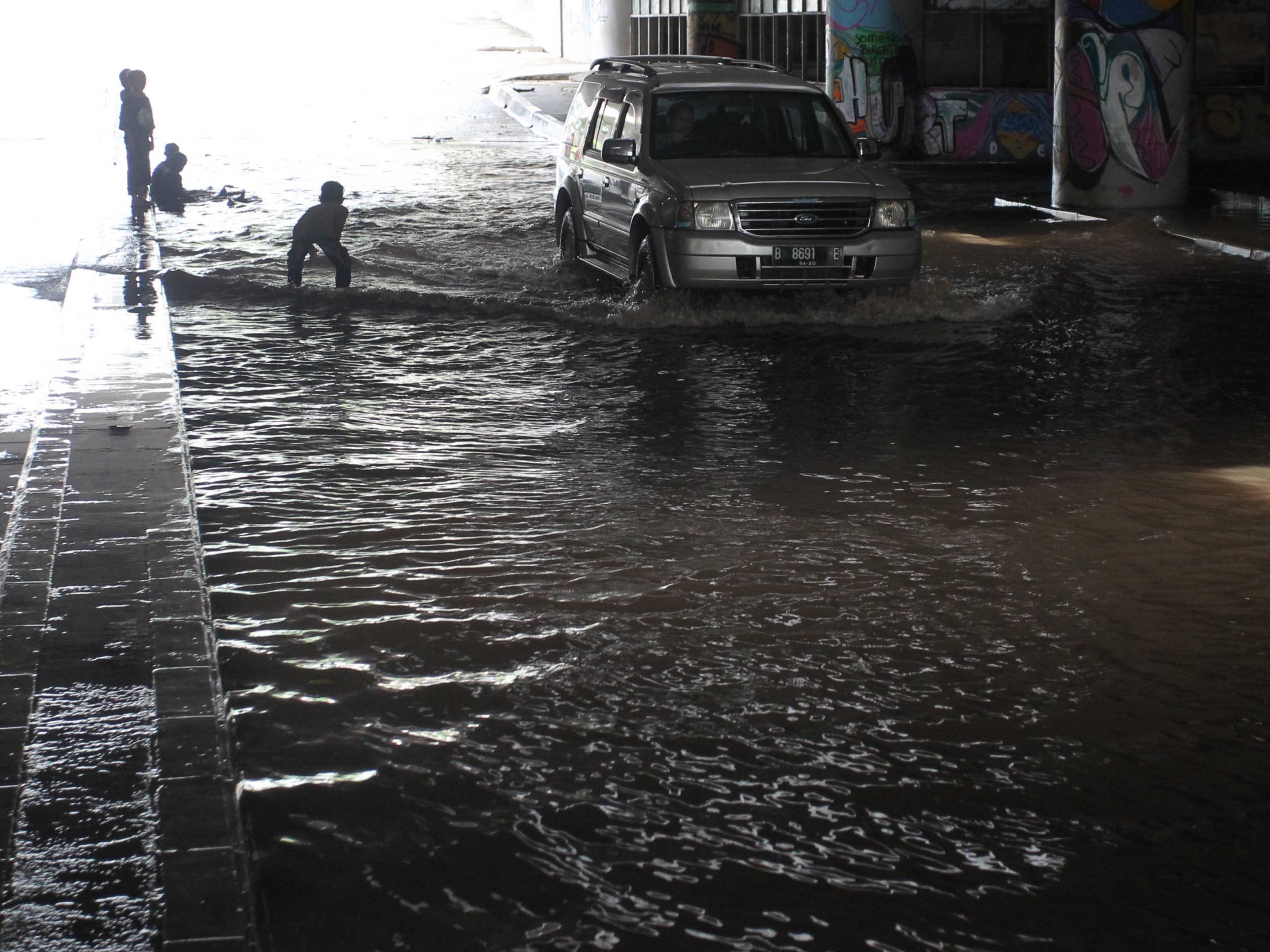 Banjir Kembali Menggenangi Underpass Kemayoran