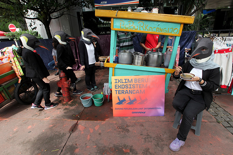  Aksi Teatrikal Topeng Penguin