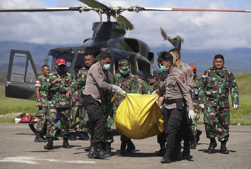 Evakuasi Jenazah Penumpang Heli M-17 di Papua 