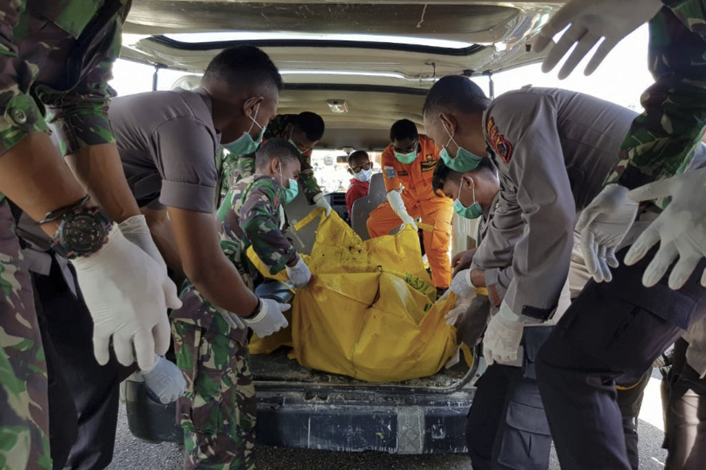 Evakuasi Jenazah Penumpang Heli M-17 di Papua 