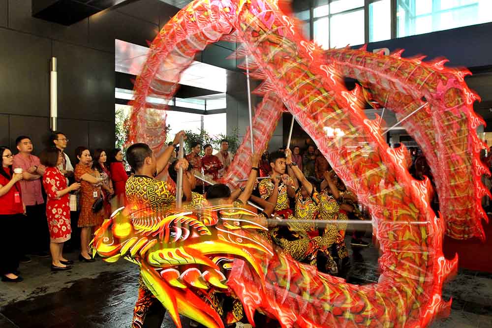 Atraksi Barongsai dan Liong Pada Perayaan Imlek UOB