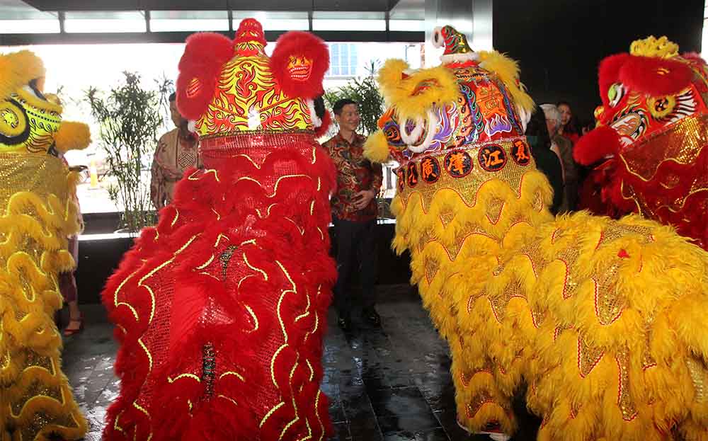 Atraksi Barongsai dan Liong Pada Perayaan Imlek UOB