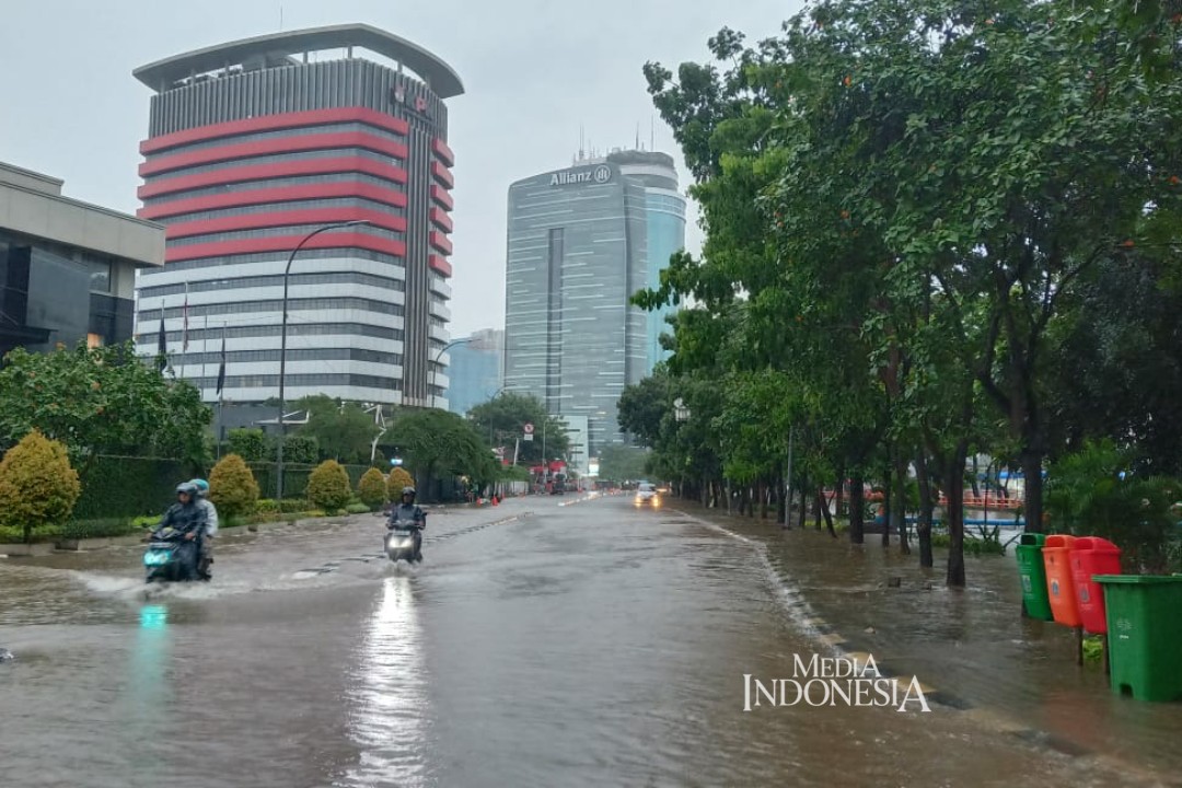 Kali Depan Gedung KPK Meluap