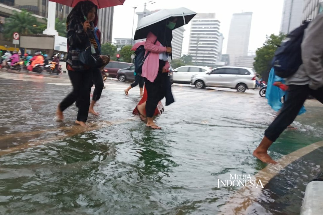 Hati-Hati Jalan MH Thamrin Tergenang Banjir