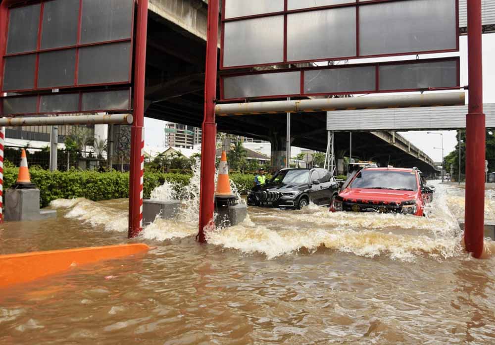  Pintu Air Ditutup, Jalan Ahmad Yani Terendam Banjir