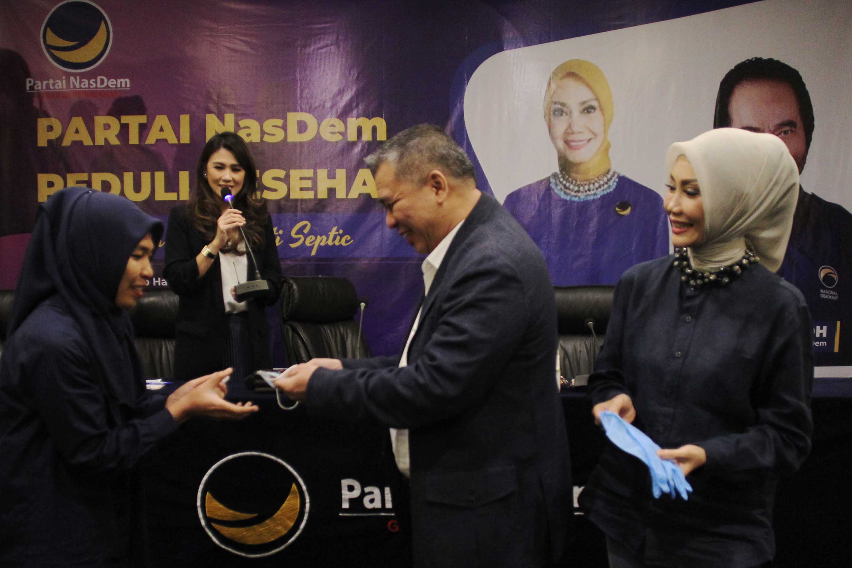 NasDem Bagikan Masker