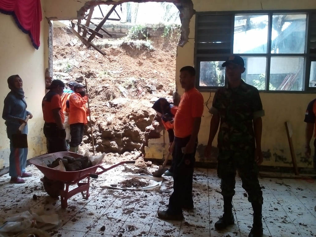 Material Longsor Jebol Sekolah