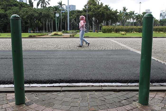 Uji Coba Pengaspalan Di Kawasan Monas
