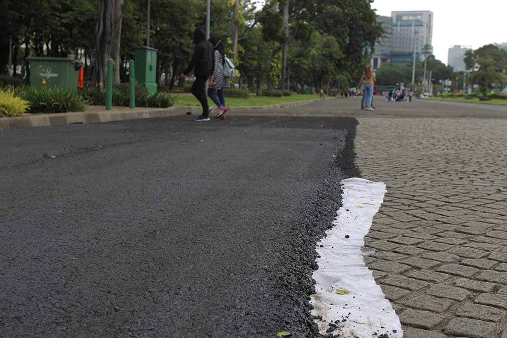 Uji Coba Pengaspalan Di Kawasan Monas
