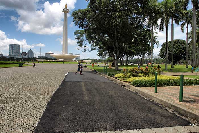 Uji Coba Pengaspalan Di Kawasan Monas