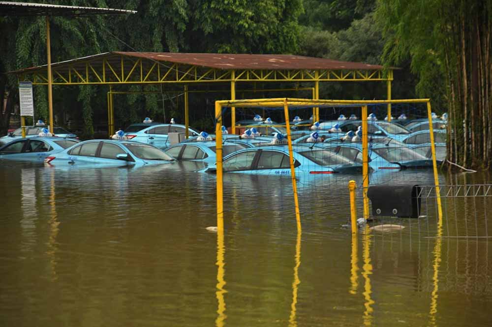 Sejumlah Mobil Taxi Terendam