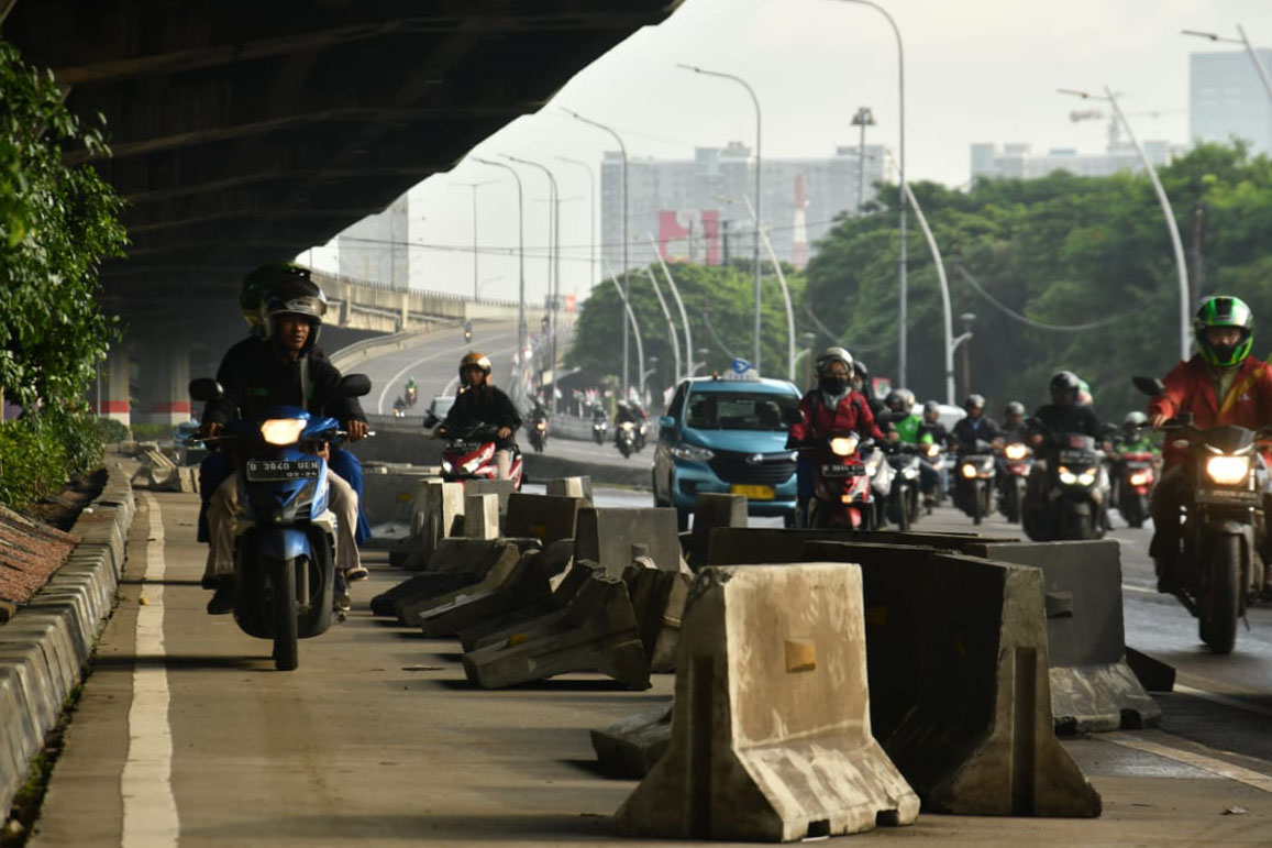 Rapikan Pembatas Jalan Pasca Banjir