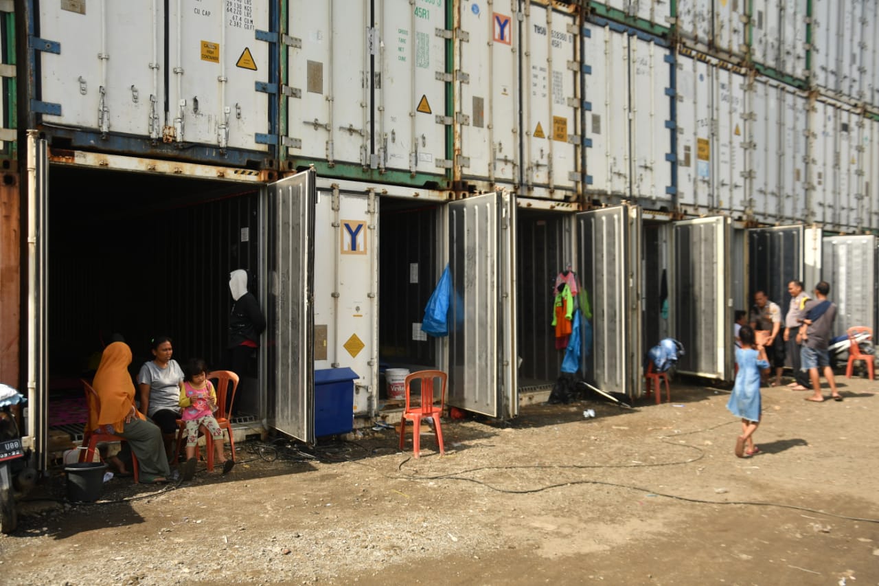 Mengungsi di Kontainer