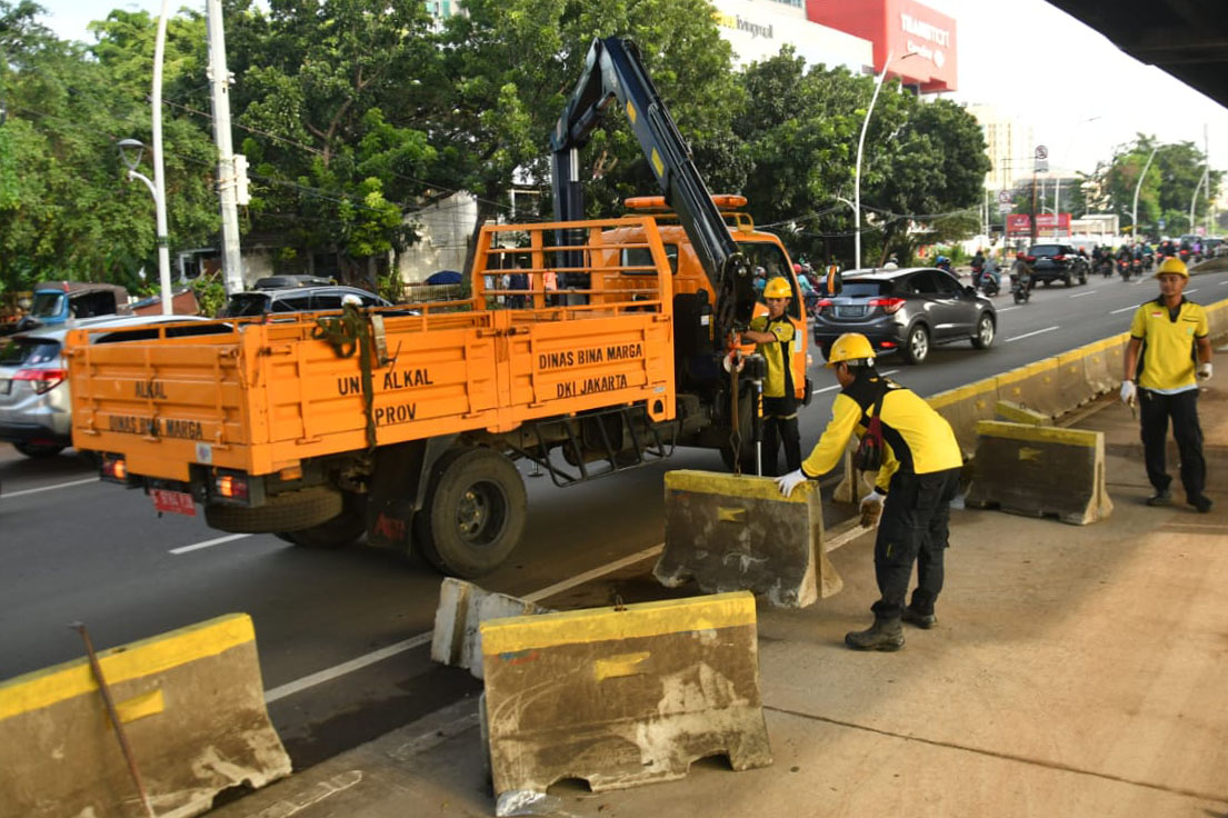 Rapikan Pembatas Jalan Pasca Banjir