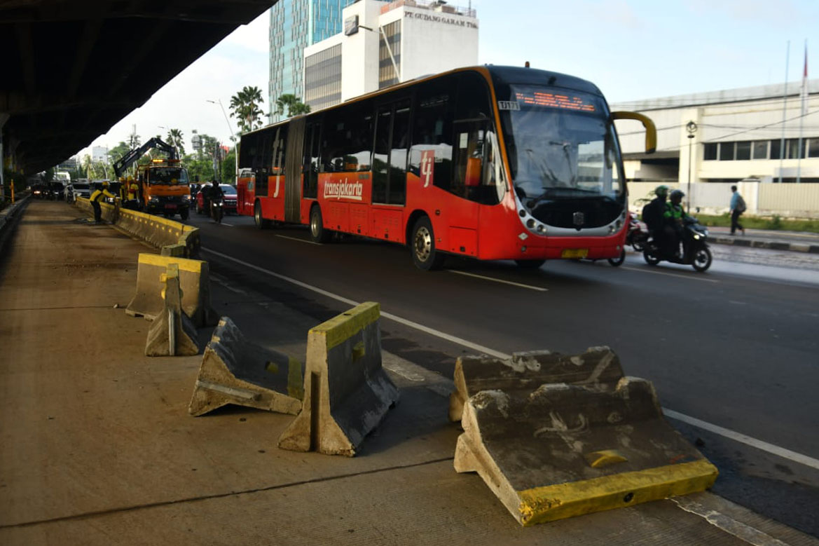 Rapikan Pembatas Jalan Pasca Banjir