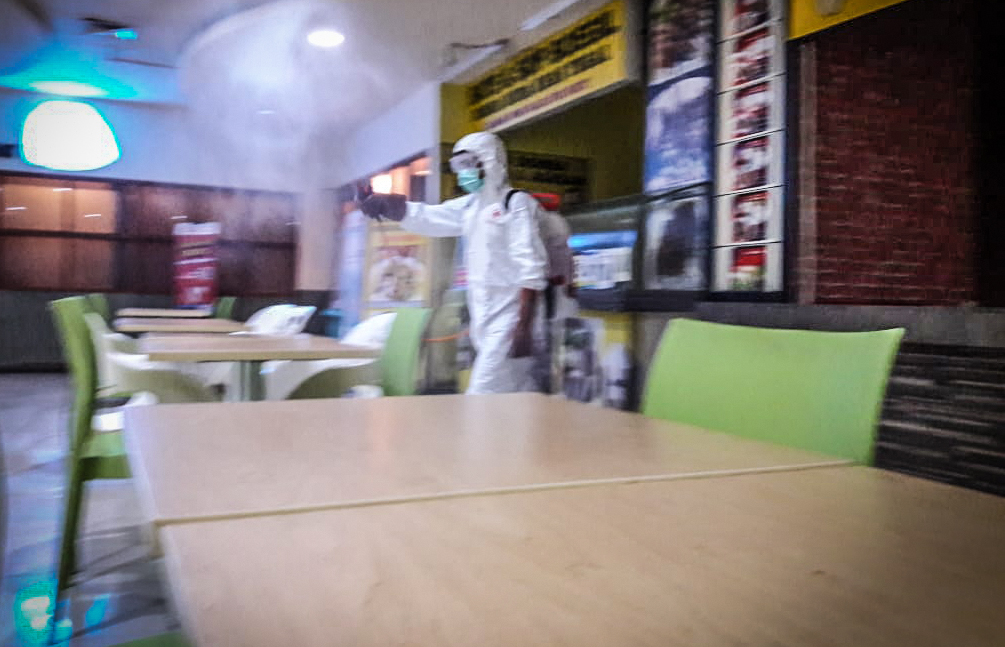 Penyemprotan Disinfektan di Gedung Sarinah