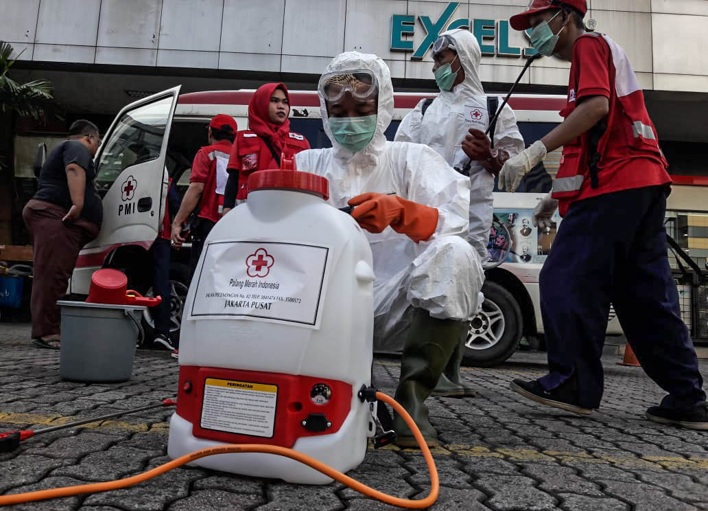 Penyemprotan Disinfektan di Gedung Sarinah