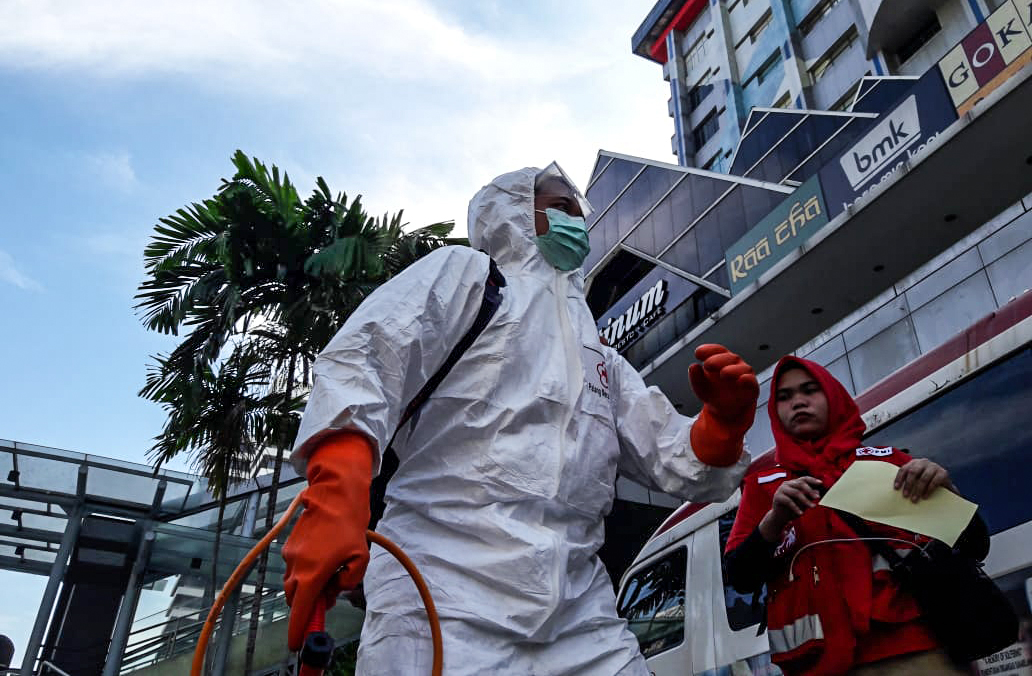 Penyemprotan Disinfektan di Gedung Sarinah