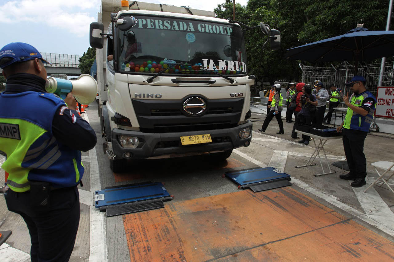 Pengukuran Berat Muatan dan Dimensi Truk Kontainer