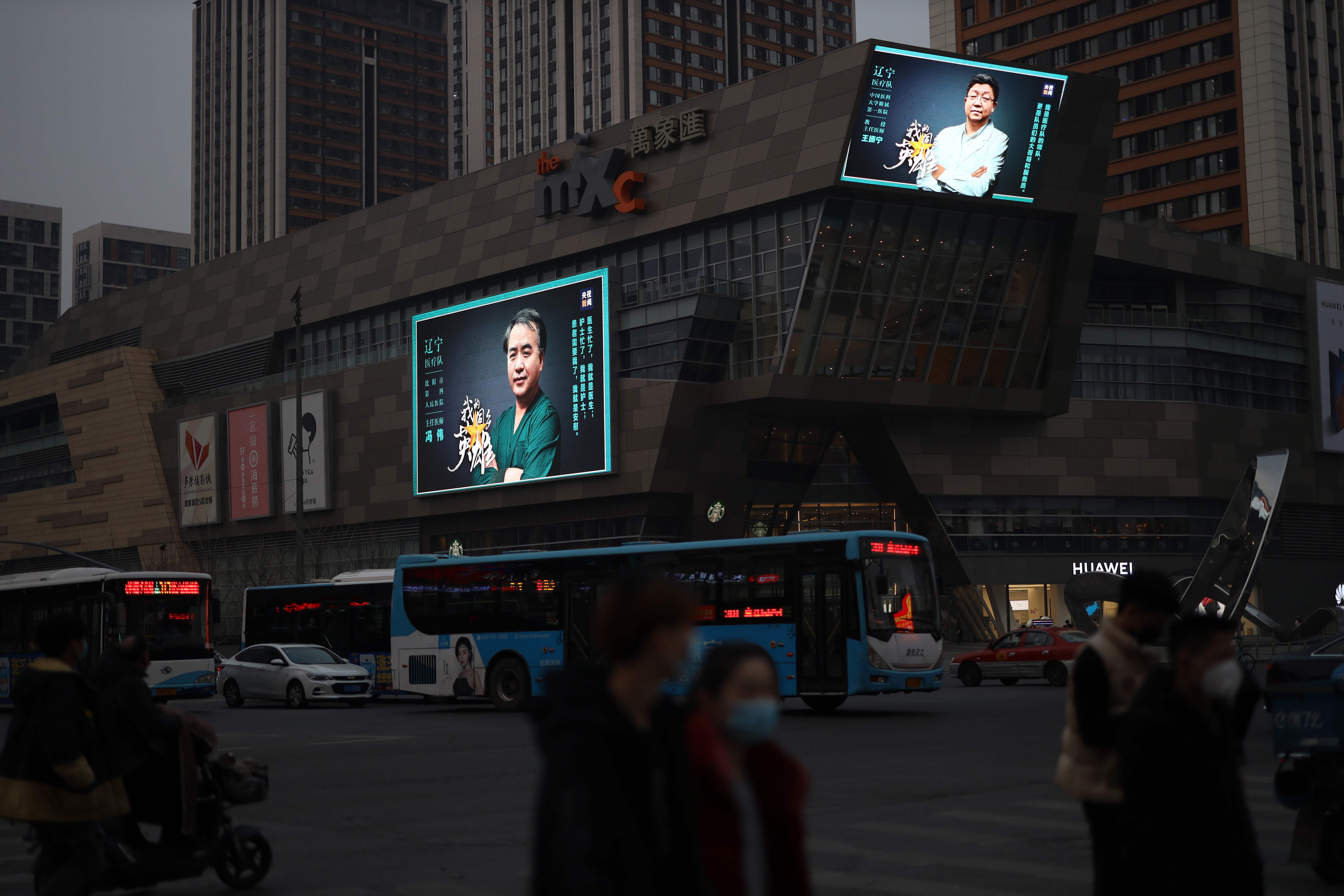 Bangga dan Tangis Haru Melepas Kepulangan Pahlawan Medis