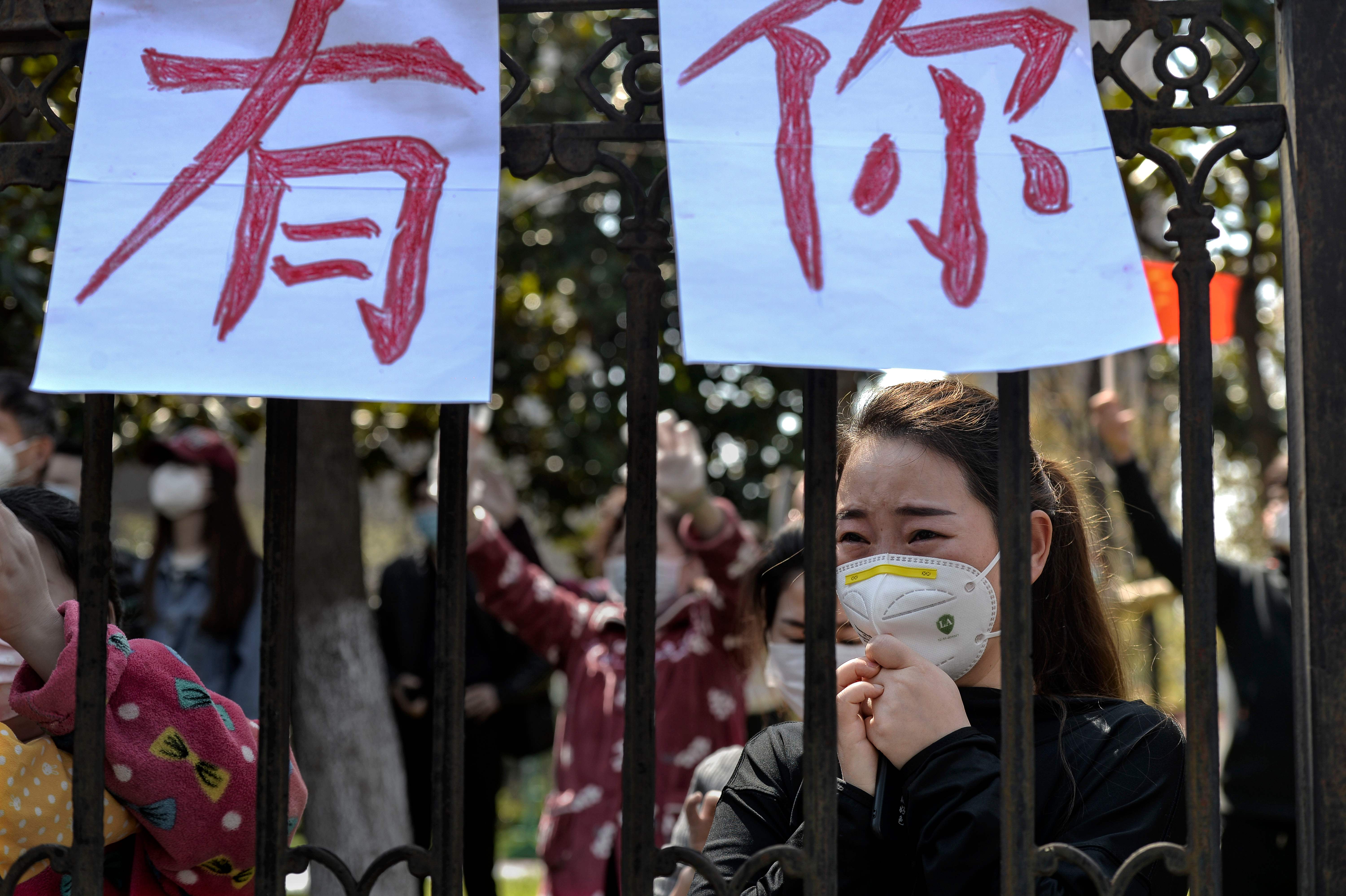 Bangga dan Tangis Haru Melepas Kepulangan Pahlawan Medis