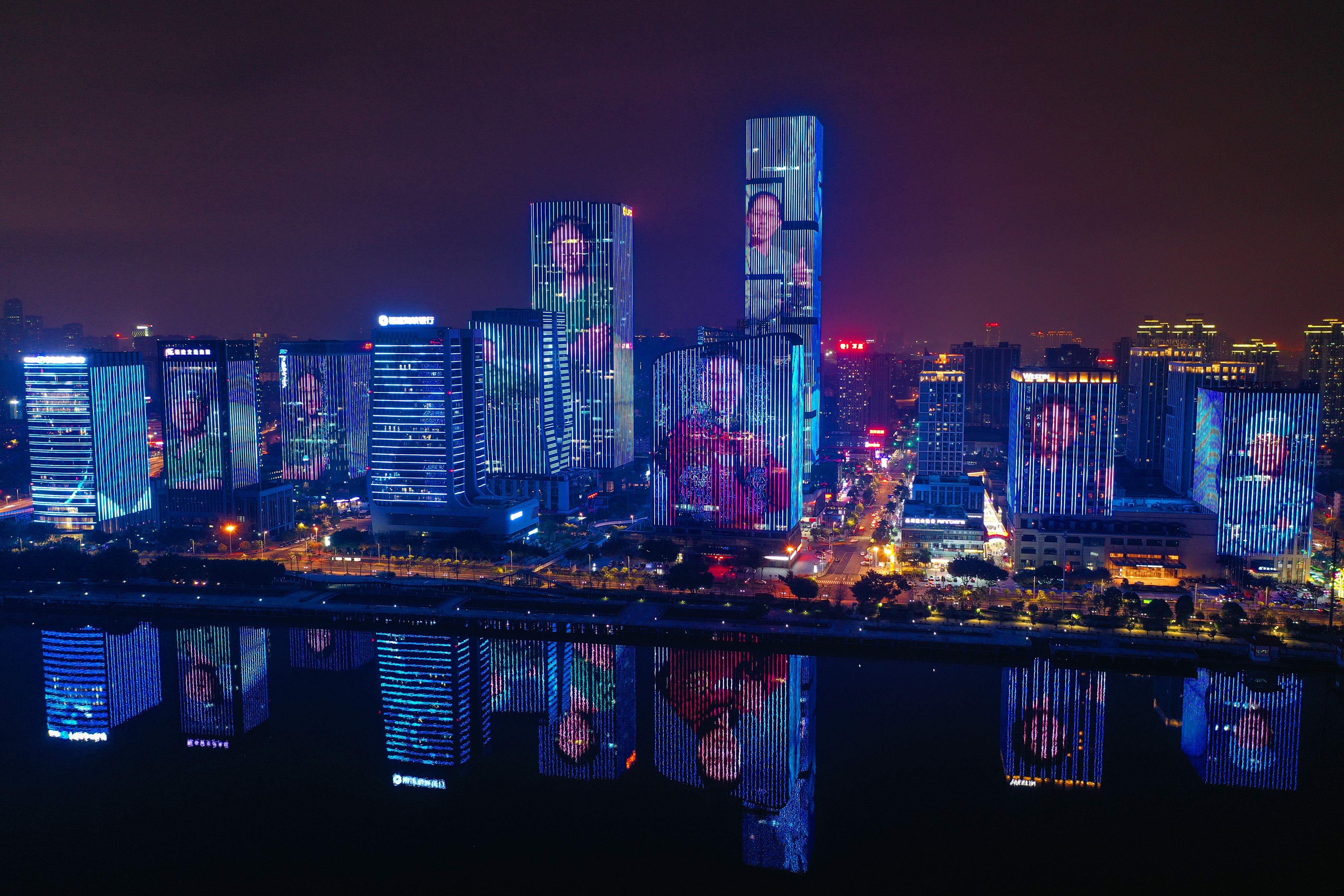 Penghargaan Untuk Pejuang Medis Dengan Memasang Foto di Gedung