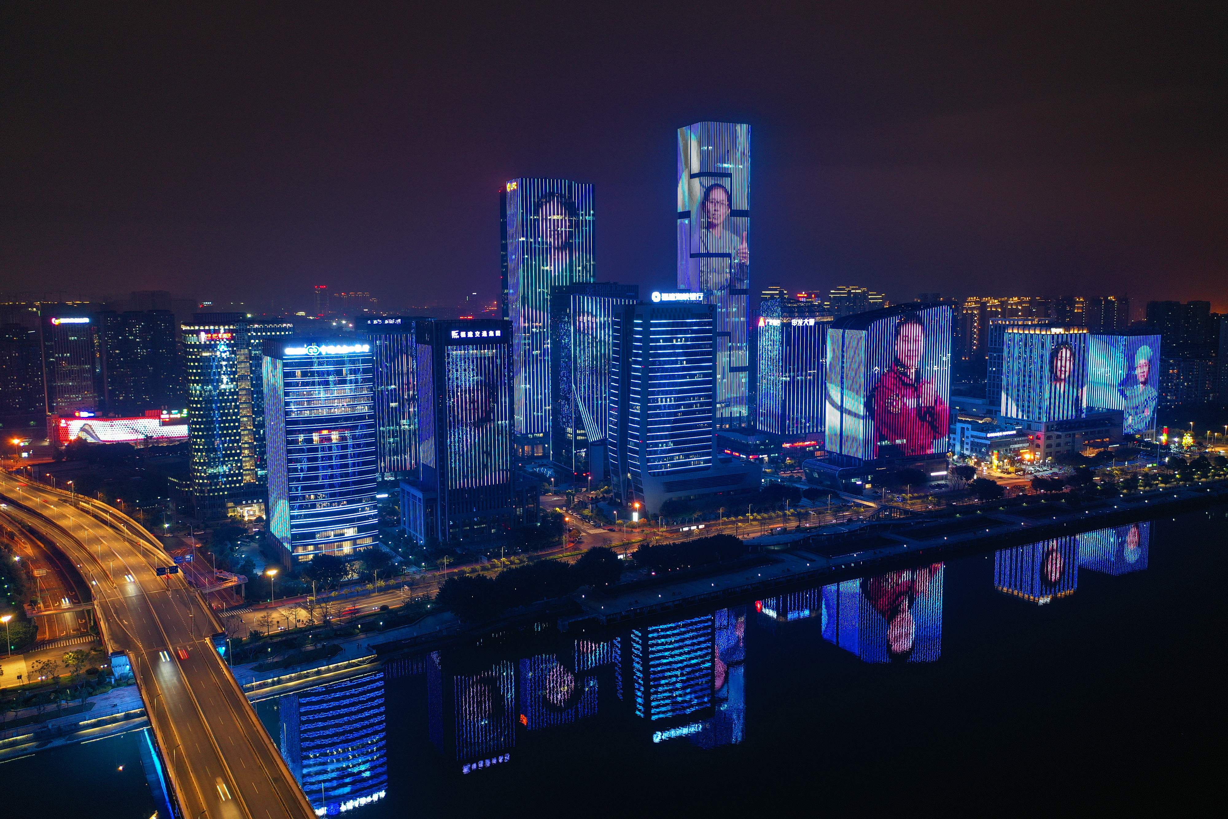 Penghargaan Untuk Pejuang Medis Dengan Memasang Foto di Gedung