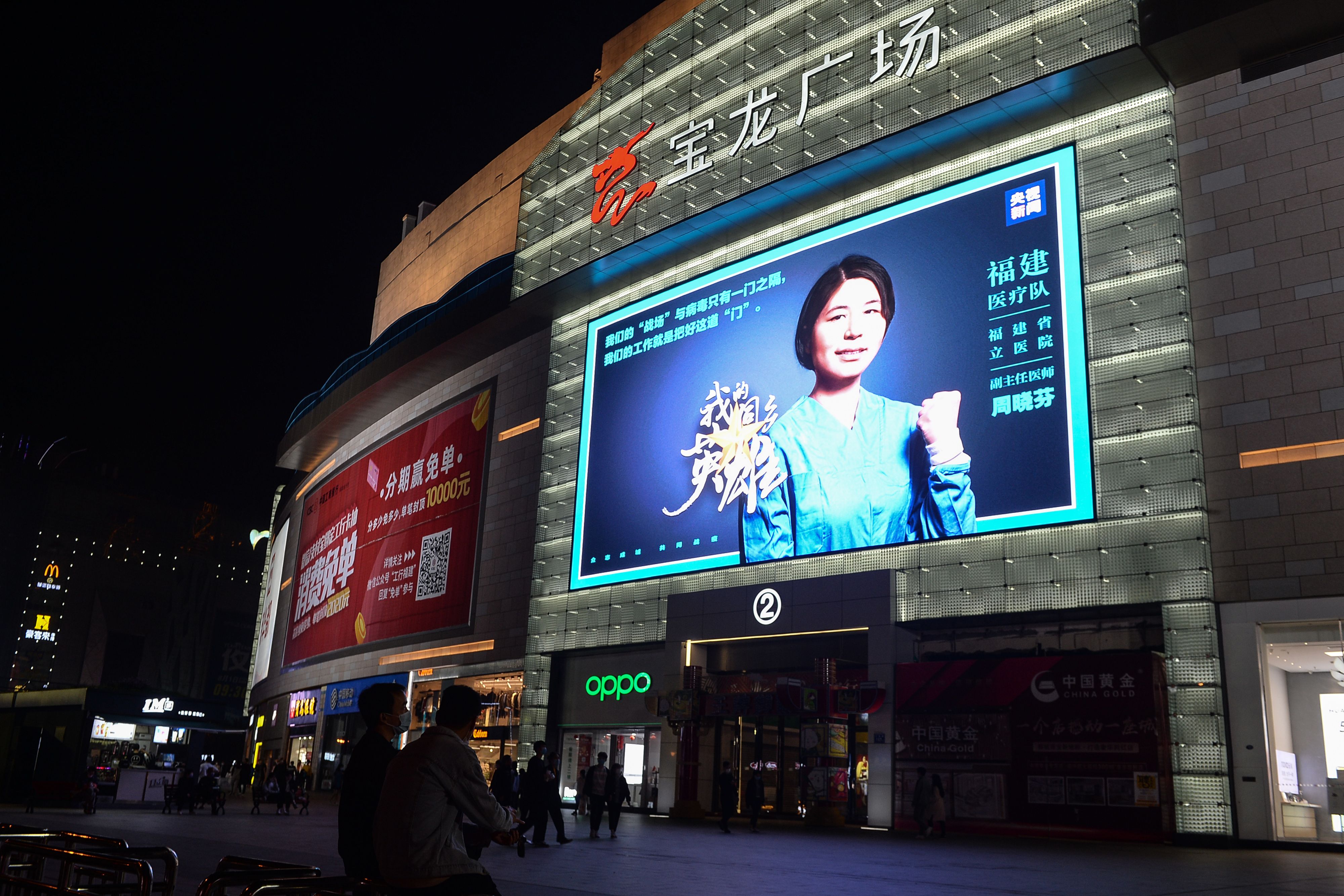 Penghargaan Untuk Pejuang Medis Dengan Memasang Foto di Gedung