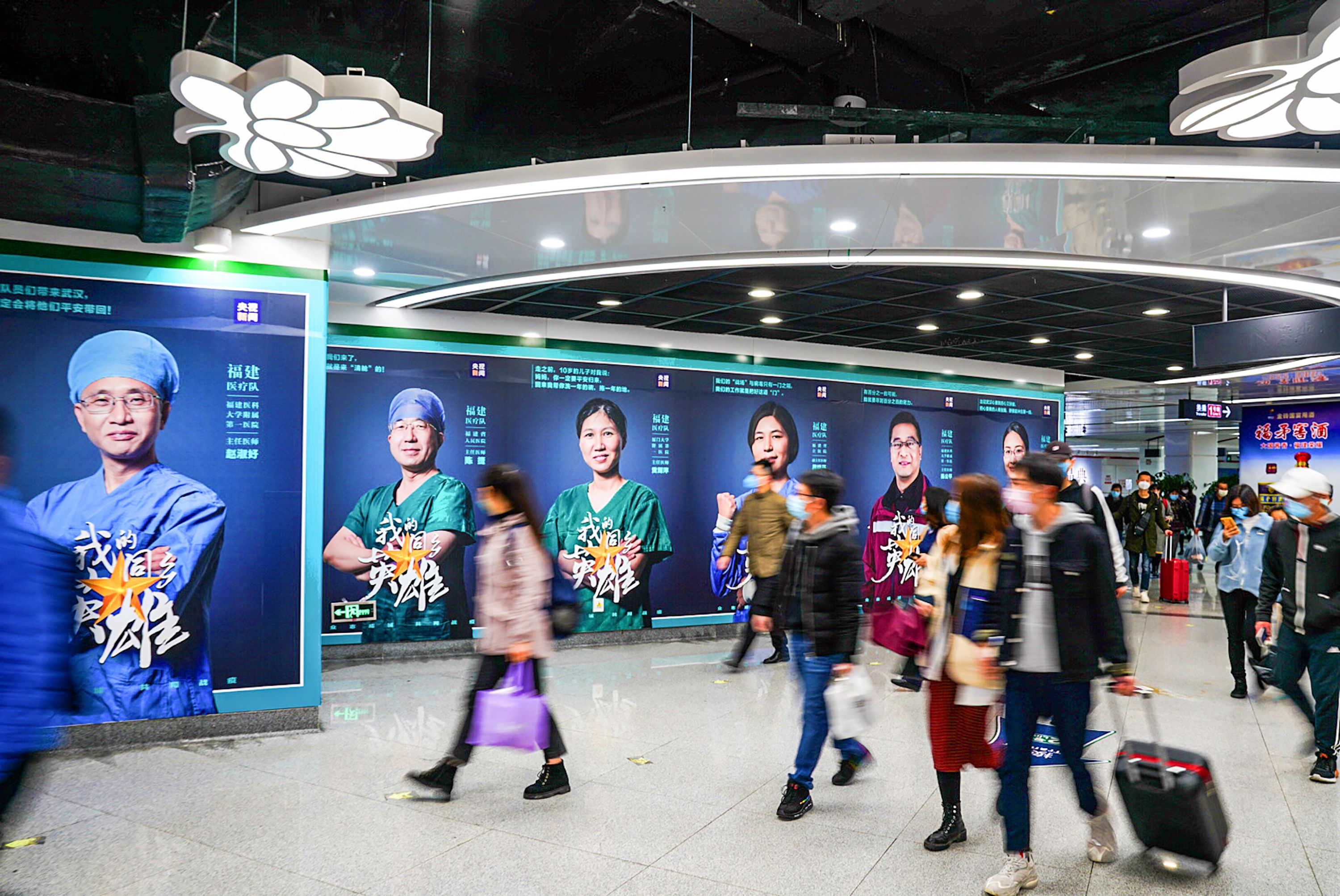 Penghargaan Untuk Pejuang Medis Dengan Memasang Foto di Gedung