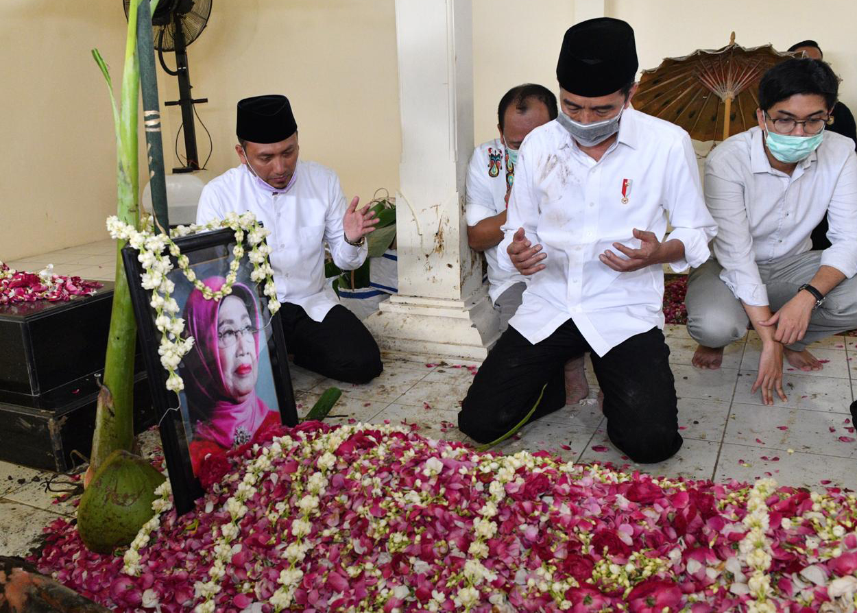Prosesi Pemakaman Ibunda Presiden Jokowi