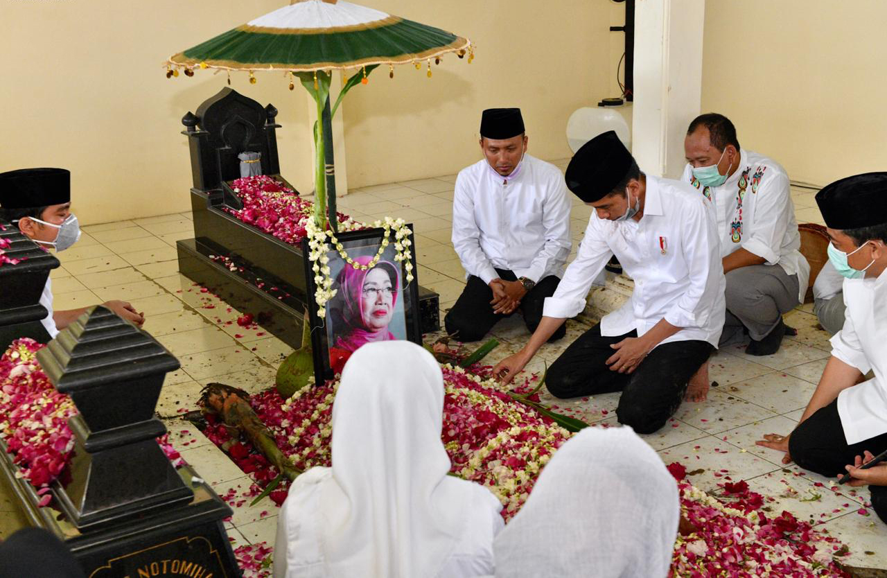 Prosesi Pemakaman Ibunda Presiden Jokowi