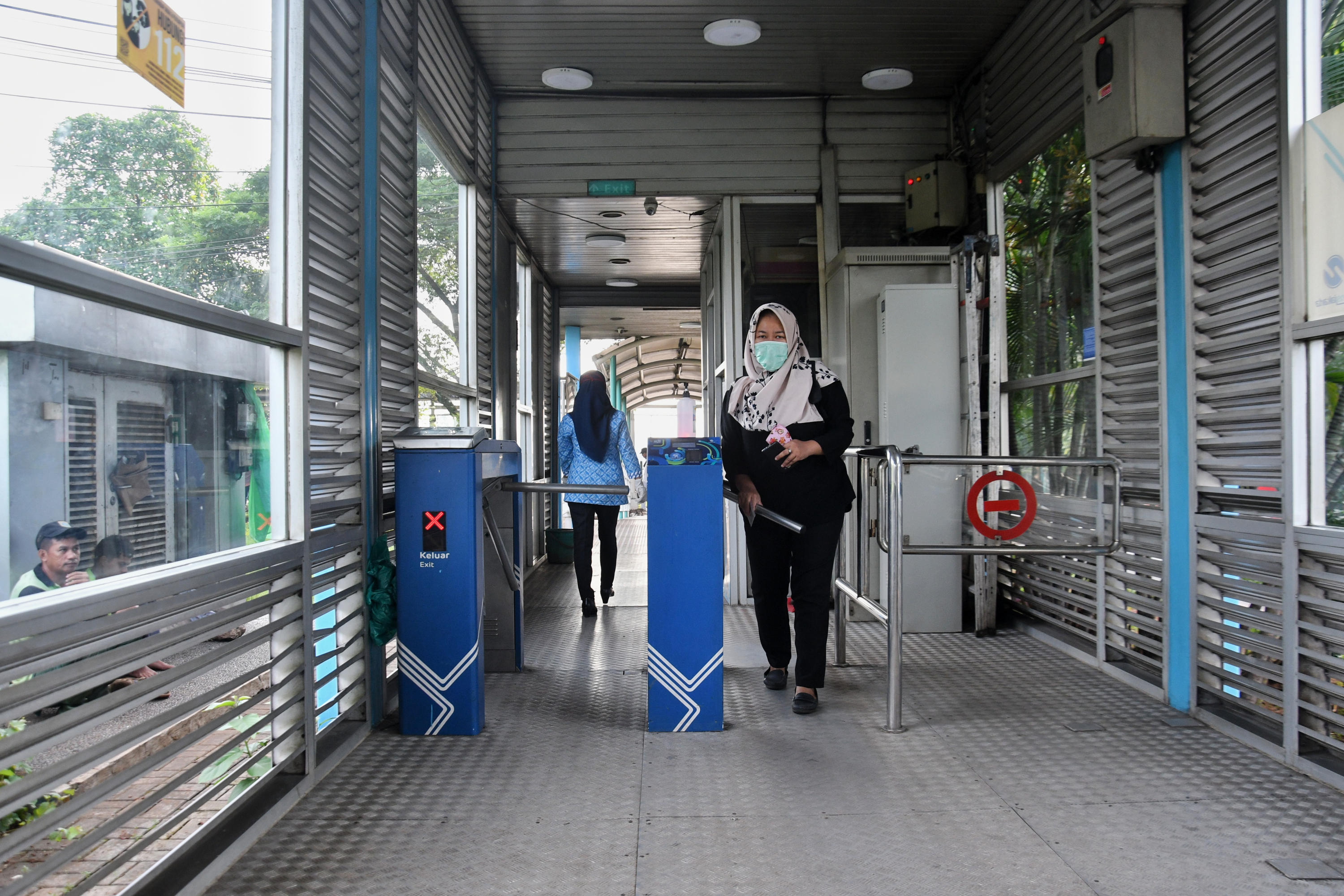 Transjakarta Terapkan Social Distancing 