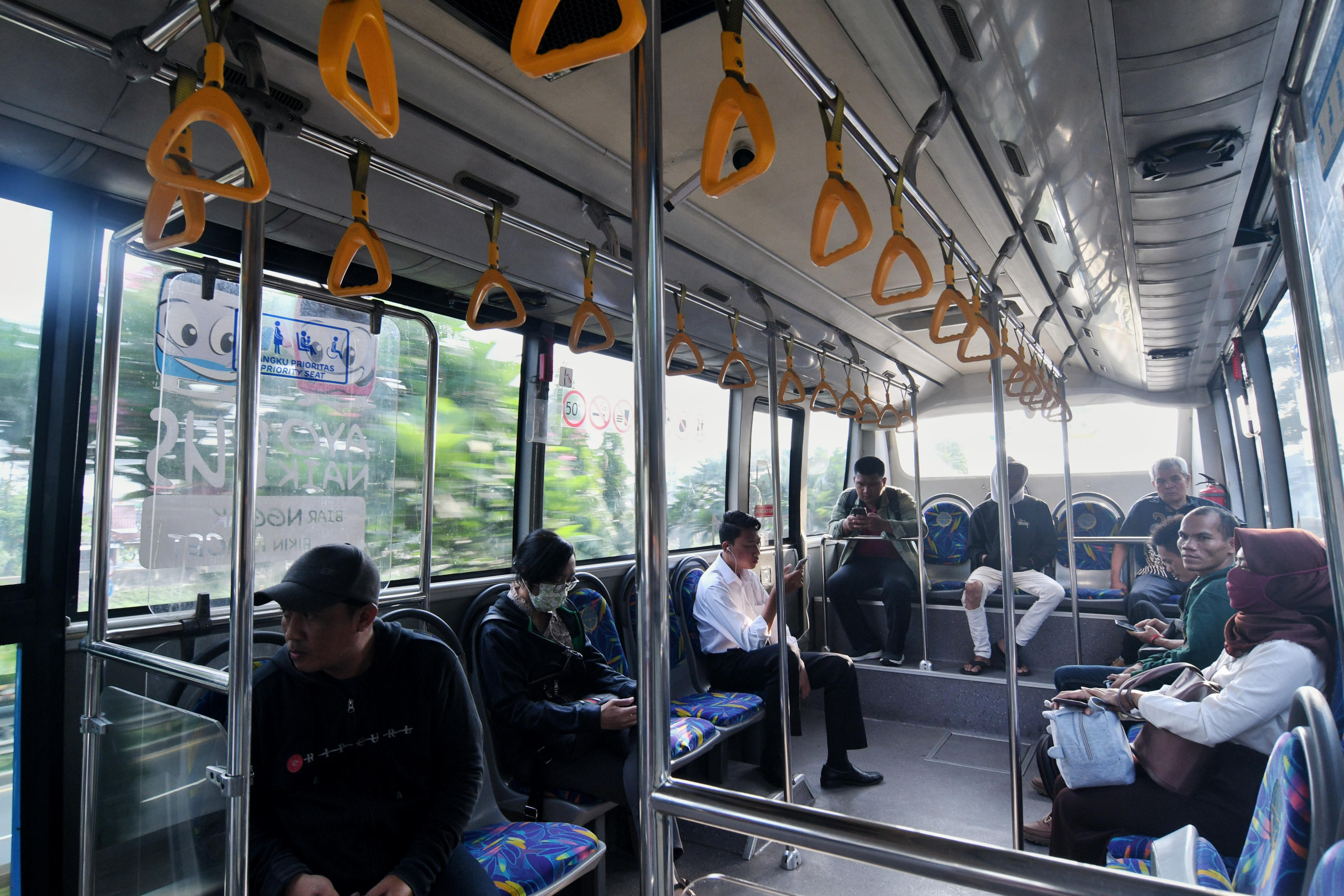 Transjakarta Terapkan Social Distancing 