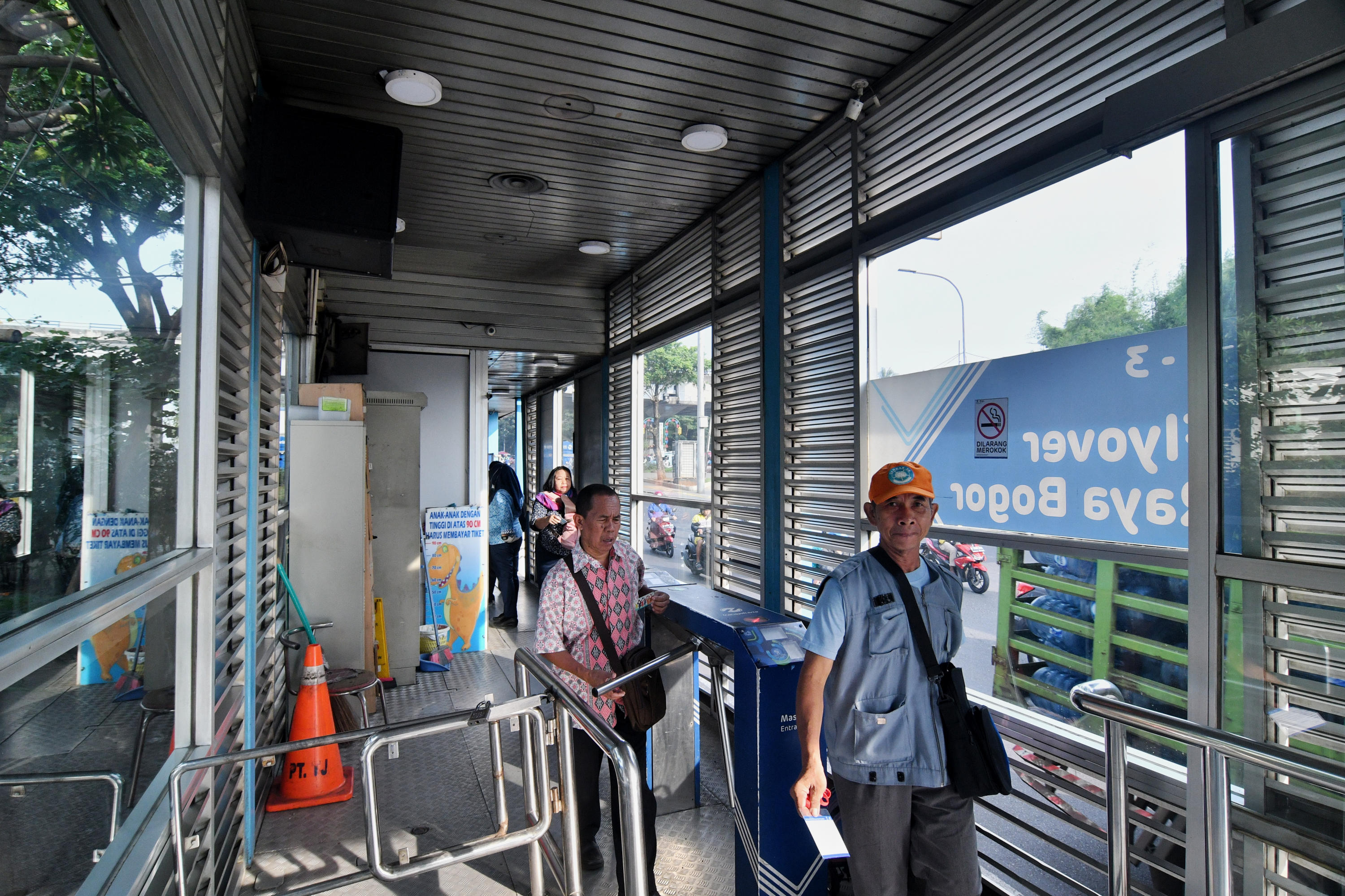 Transjakarta Terapkan Social Distancing 