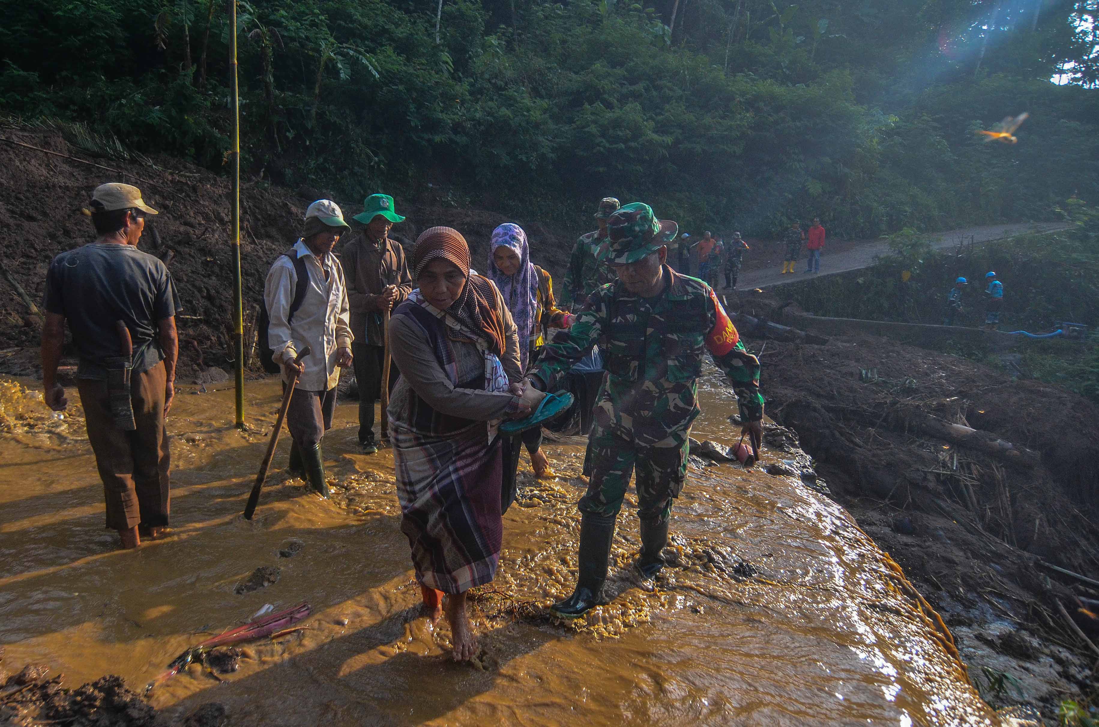 Buka Akses Jalan Terisolir Longsor