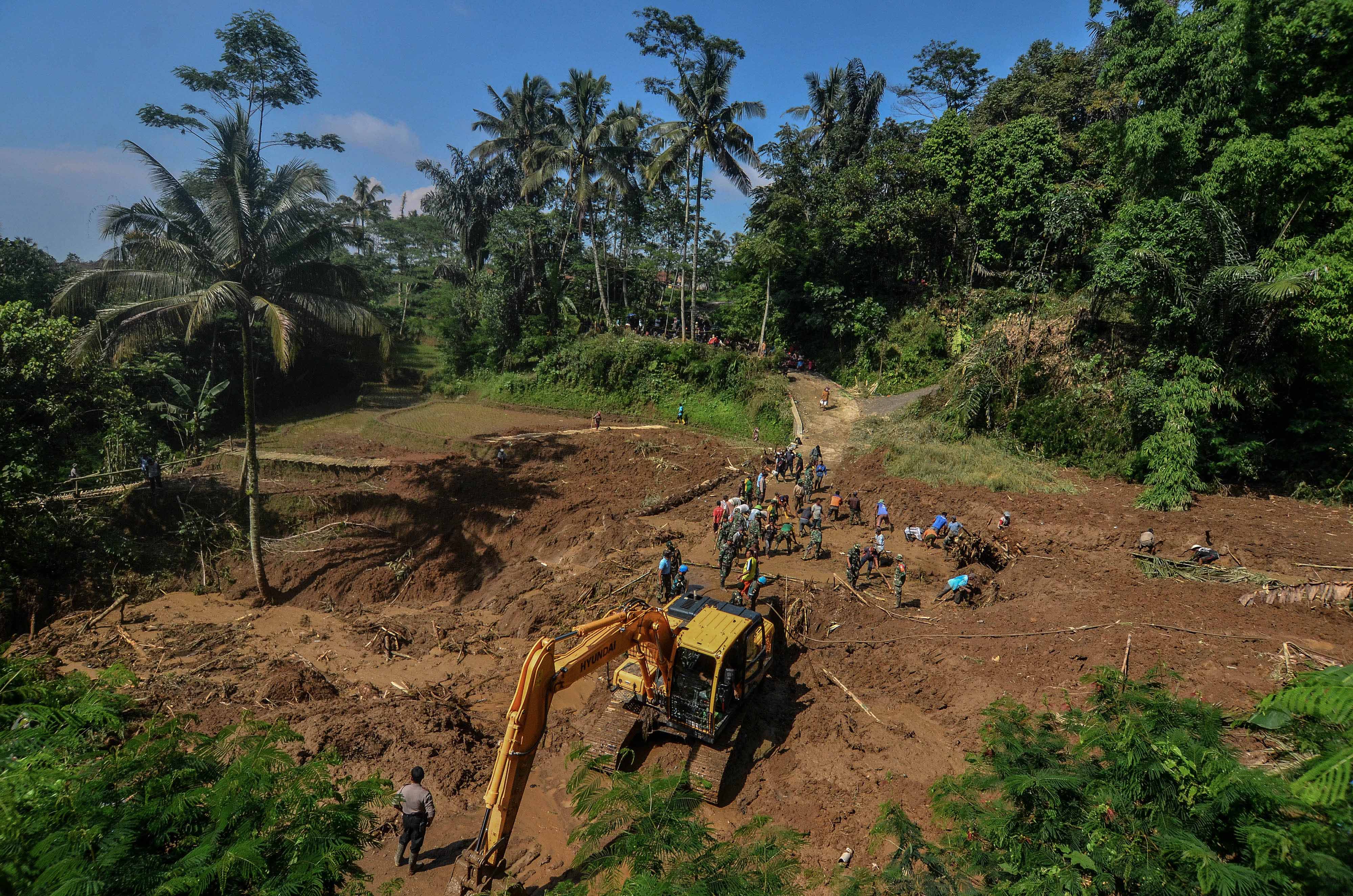 Buka Akses Jalan Terisolir Longsor