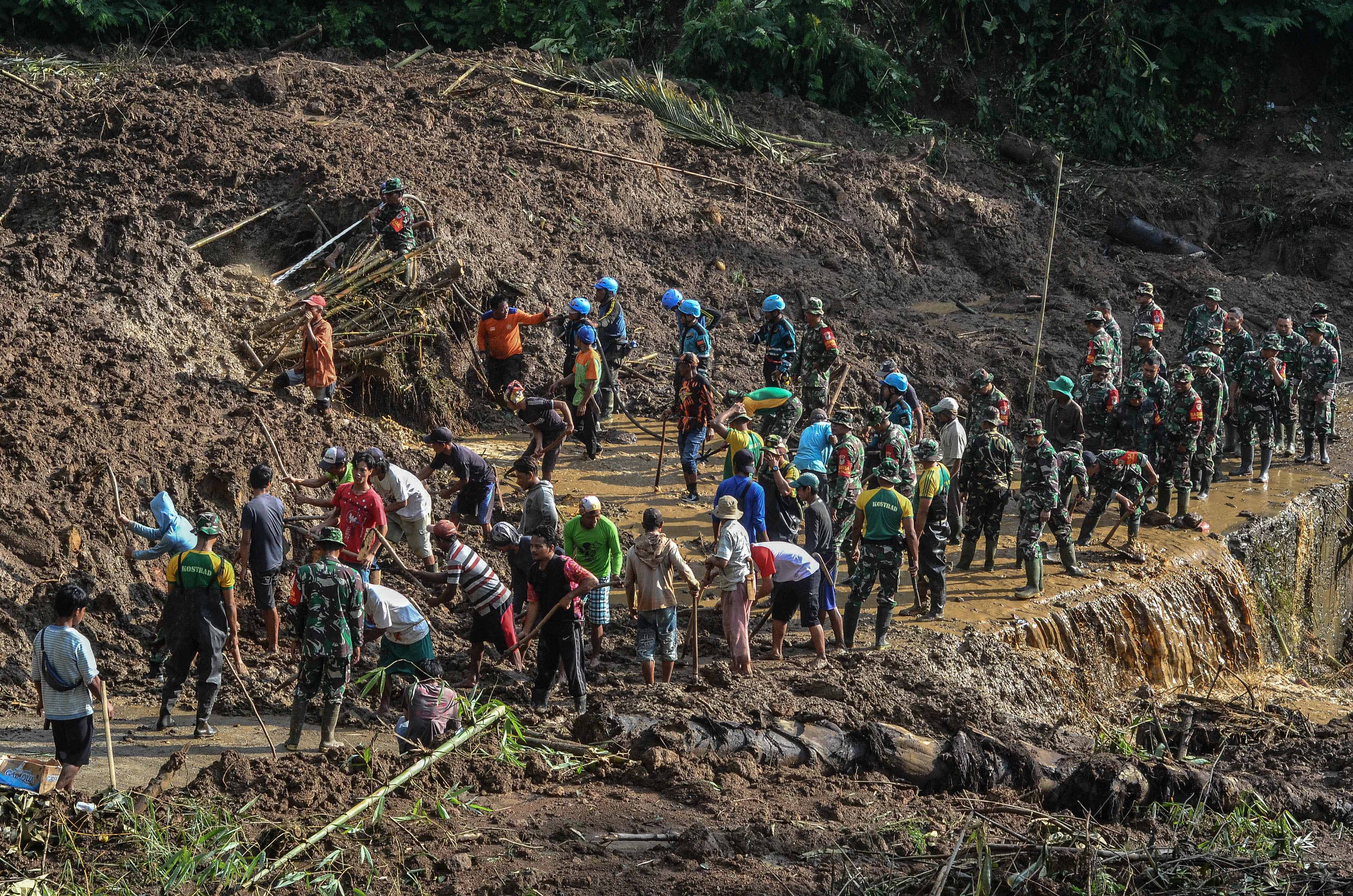 Buka Akses Jalan Terisolir Longsor