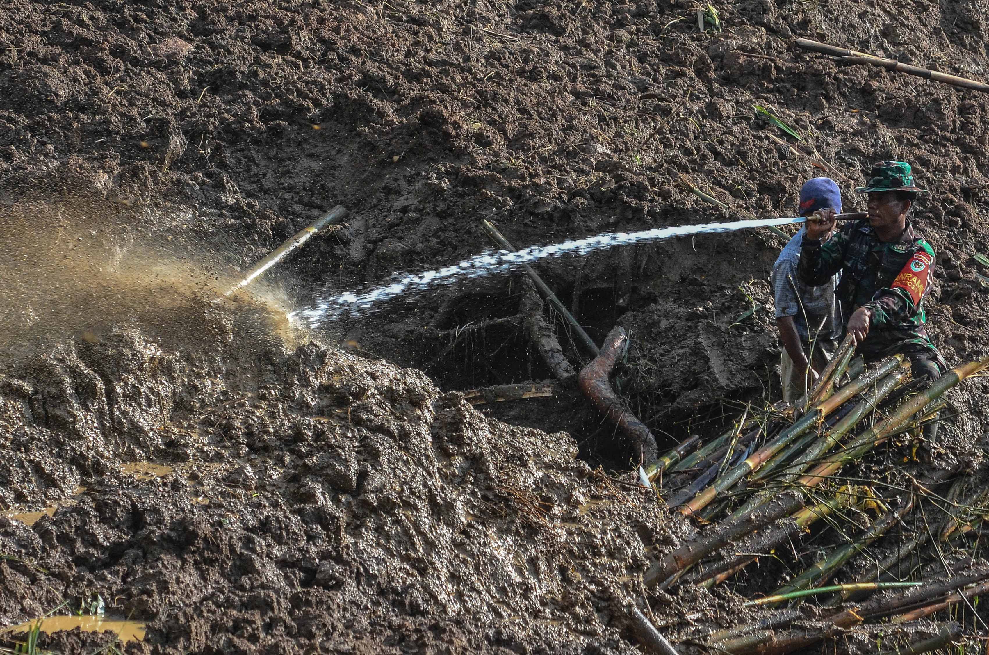 Buka Akses Jalan Terisolir Longsor