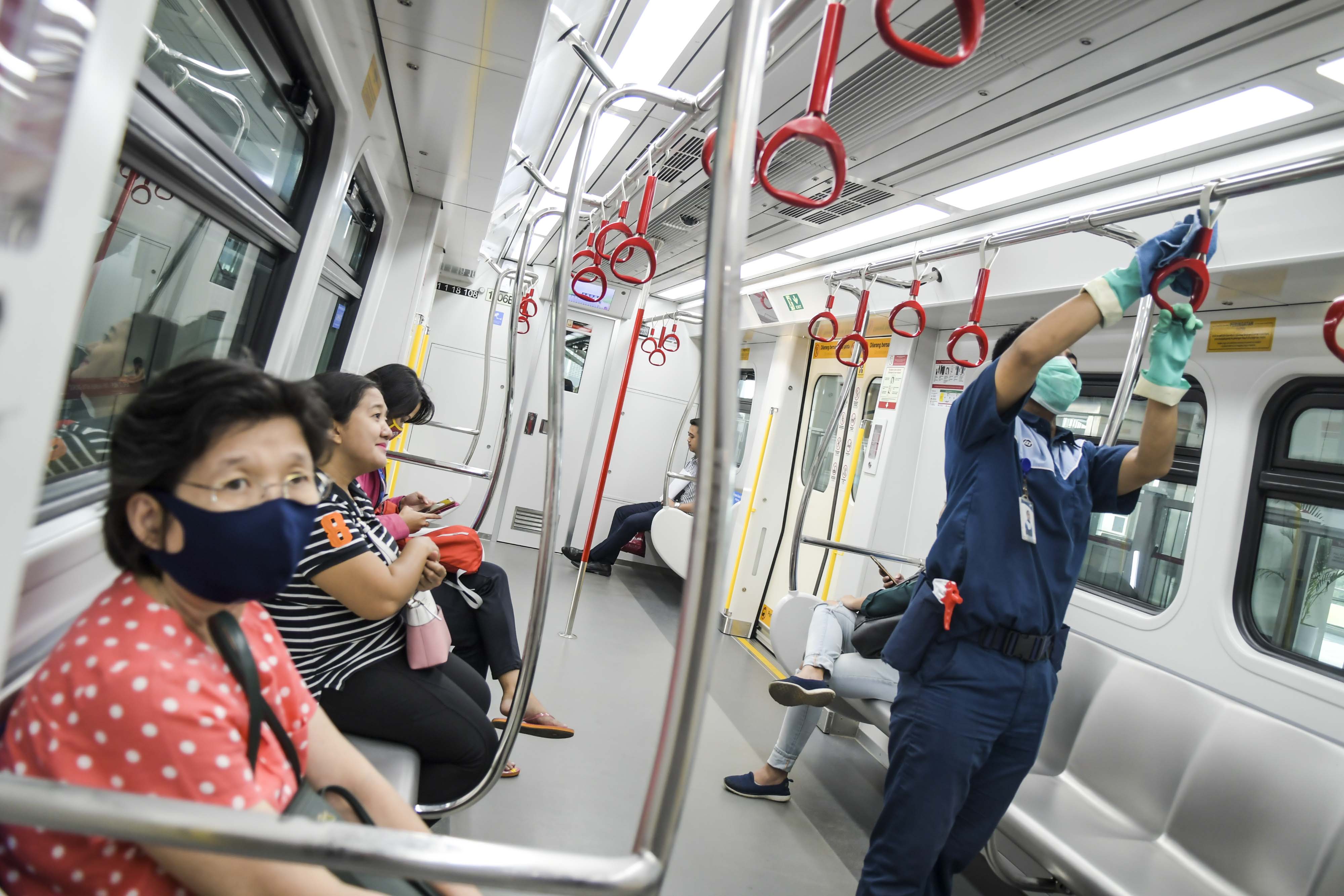 Pemeriksaan Tubuh Penumpang LRT