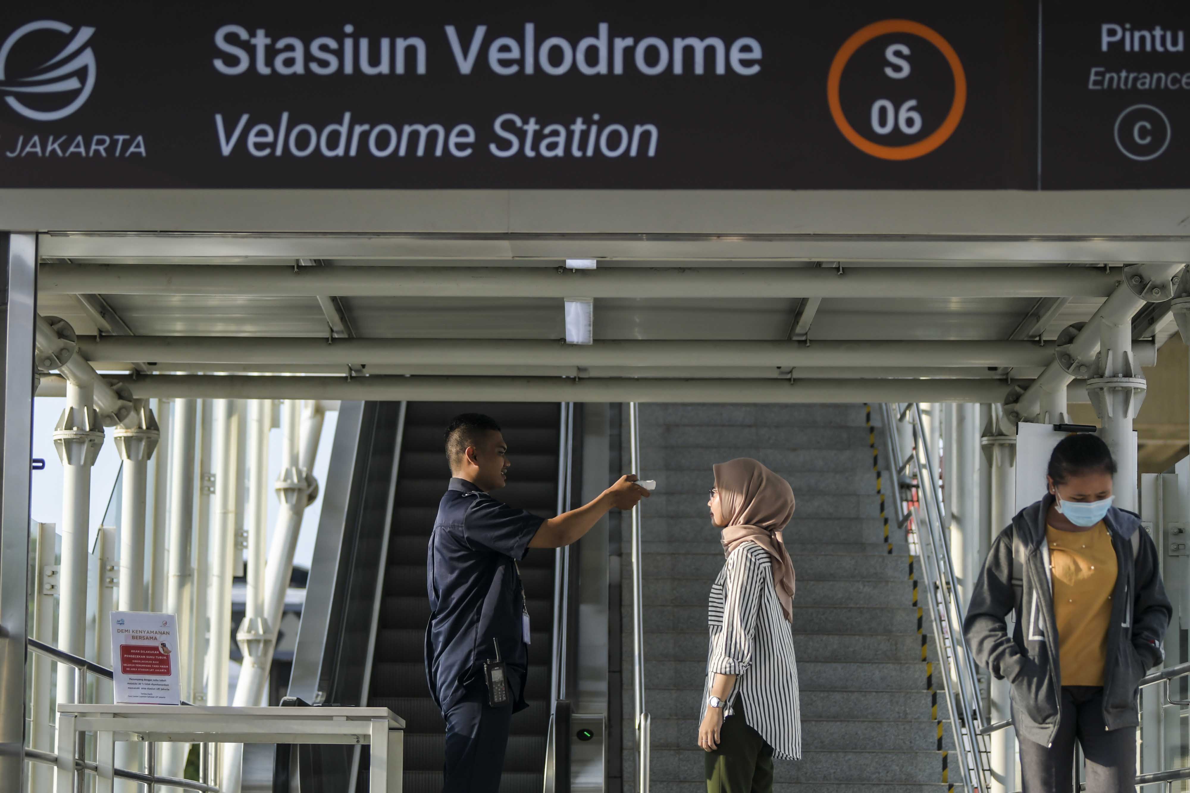 Pemeriksaan Tubuh Penumpang LRT