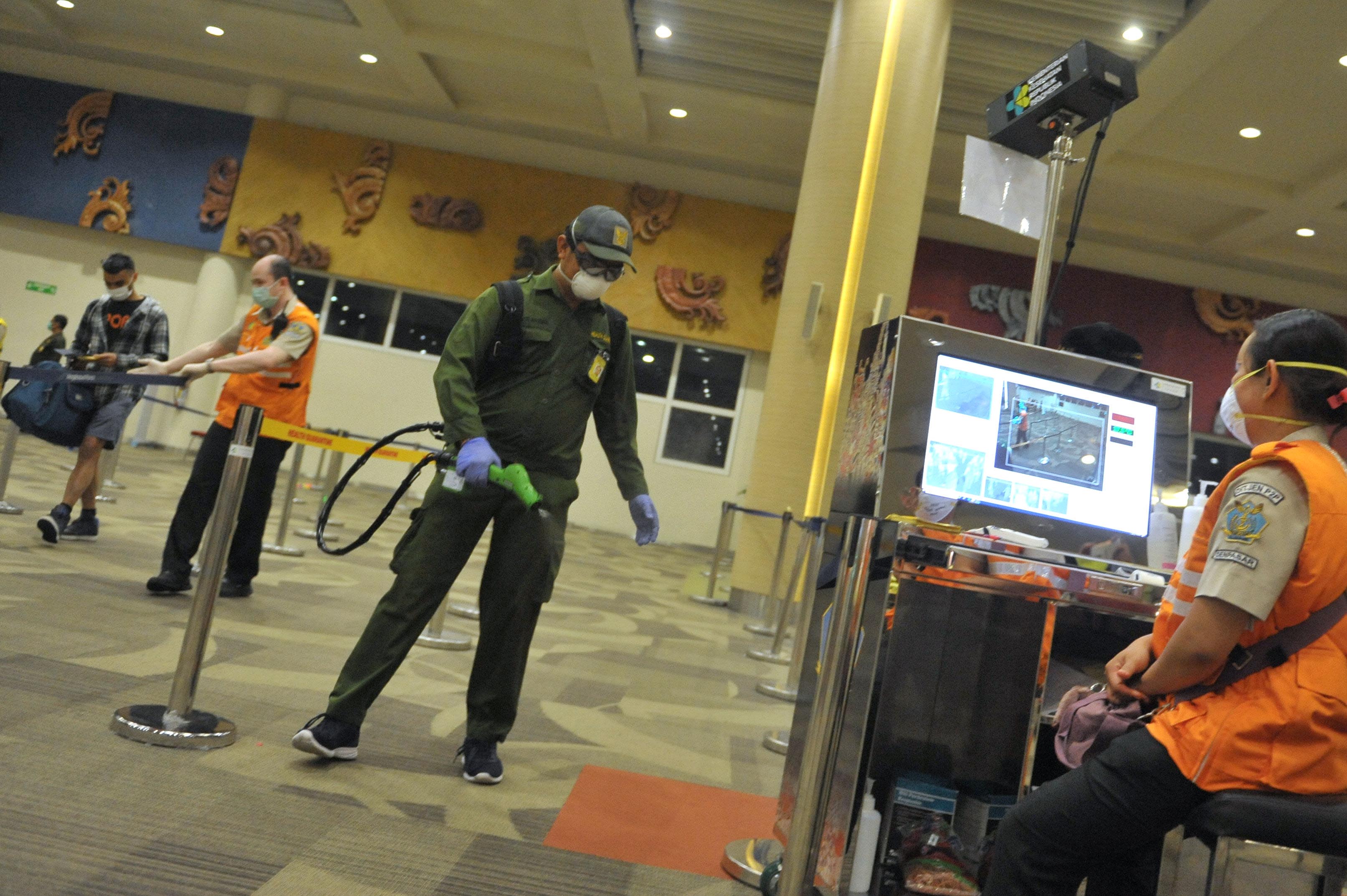 Desinfeksi Bandara Ngurah Rai