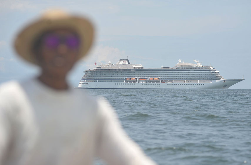 Kapal Viking Sun Di Perairan Bali
