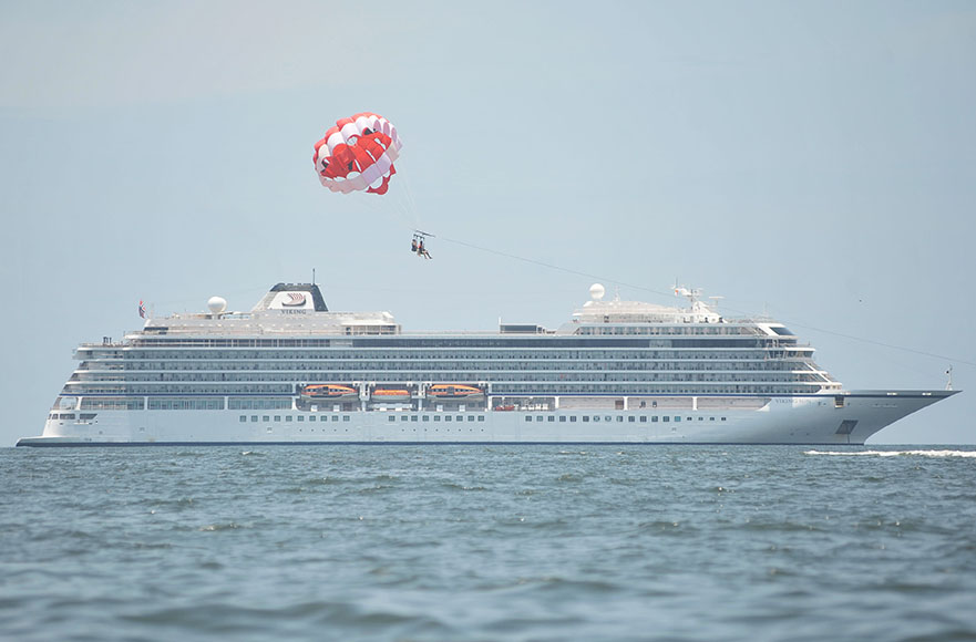 Kapal Viking Sun Di Perairan Bali