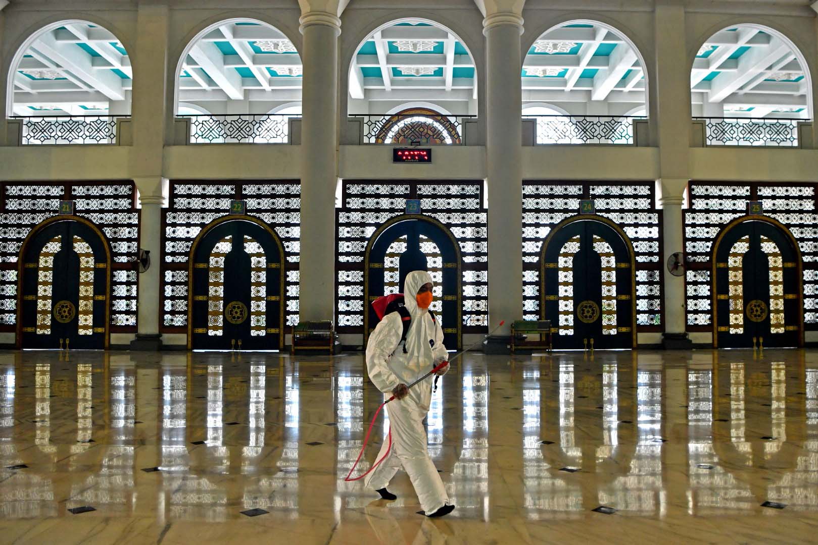 Disinfektan Masjid di Surabaya
