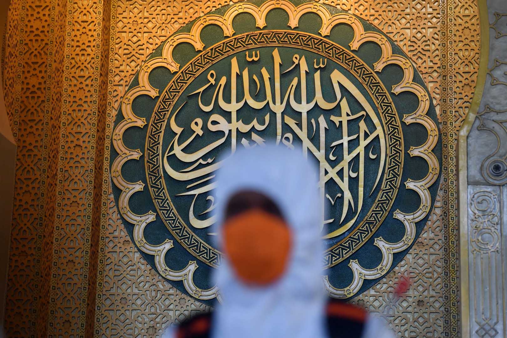 Disinfektan Masjid di Surabaya