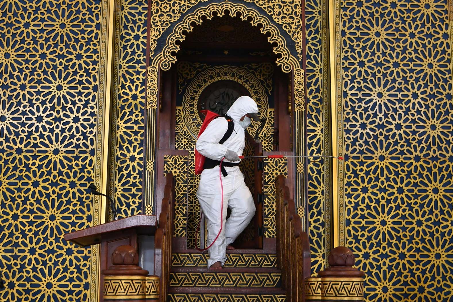 Disinfektan Masjid di Surabaya